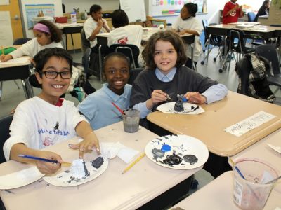 ART_1_4 students using paints in art class