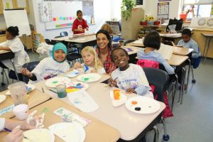 ART_1_5 students using paints in art class
