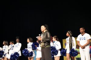 Dawn Staley with cheerleaders